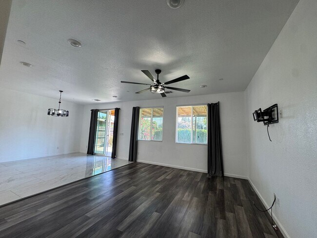 Foto del edificio - 2469 S Rogers Ln