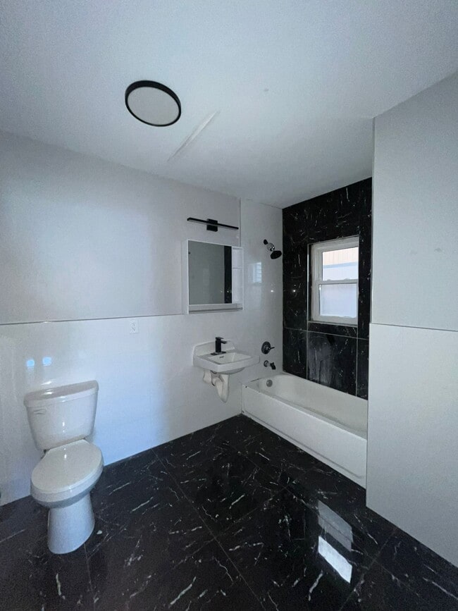 Foto del edificio - 483 Kennedy Blvd