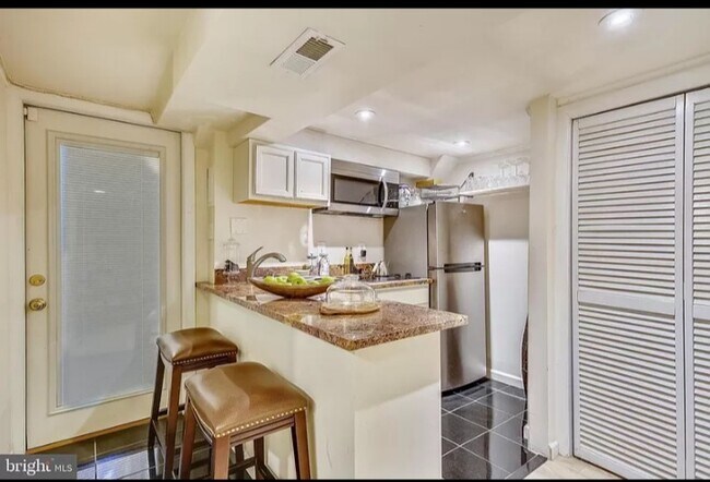 Foto del edificio - 4227 Jenifer St NW