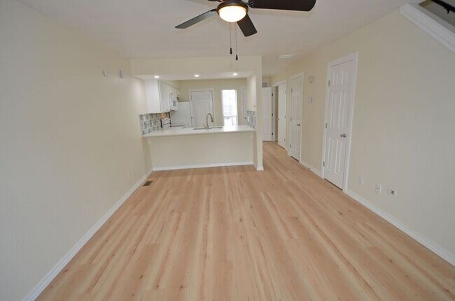 Building Photo - 2 BED 1.5 BATH TOWNHOUSE -WARR ACRES