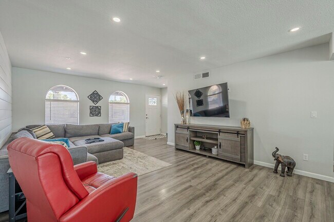 Foto del edificio - 321 E Fremont Dr