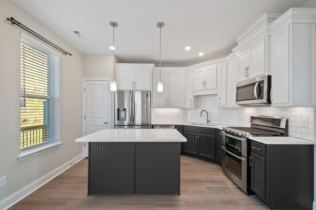 Building Photo - 817 Bolton Dr