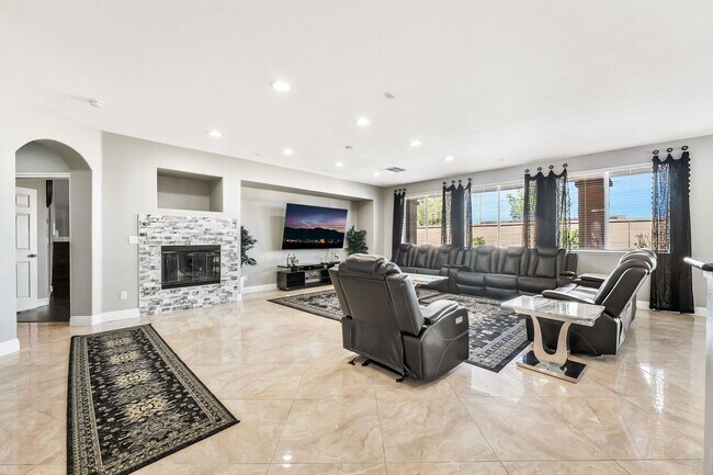 Foto del edificio - Fully Furnished Luxury Living with Expansive, Move-In Ready Comfort!