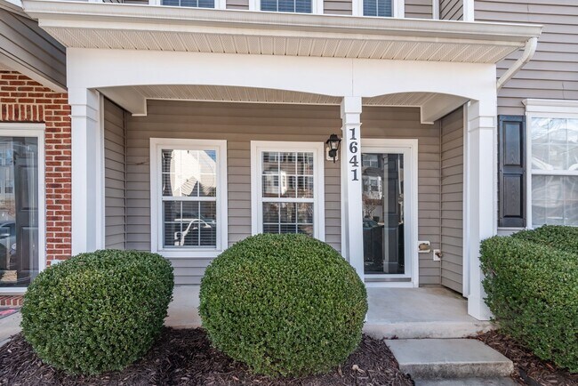 Foto del edificio - Two Bedroom Durham Townhouse: Available August 7th