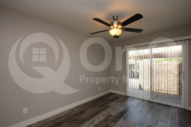 Foto del edificio - 2807 E Paradise Ln