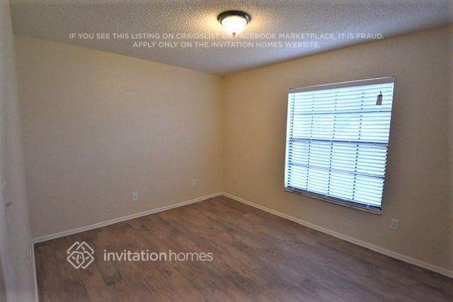 Foto del edificio - 15840 Bay Lakes Trail