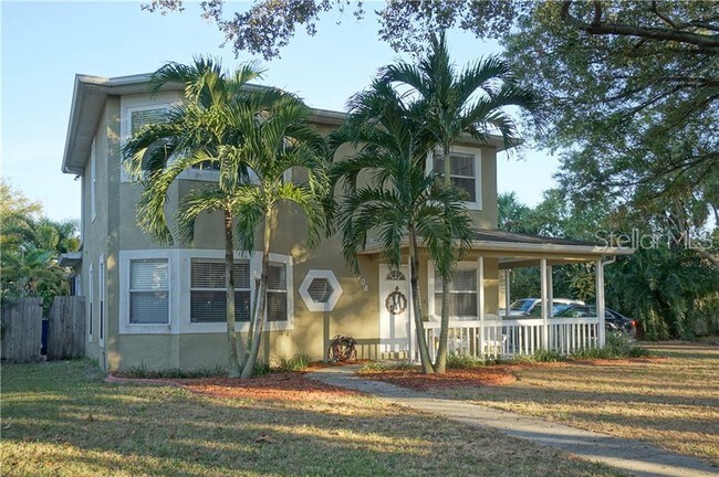 Building Photo - 3208 S Esperanza Ave
