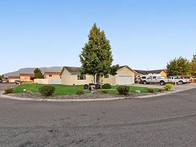 Foto del edificio - Remodeled Corner Lot Home with Mountain Views