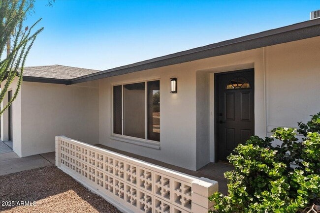Building Photo - 8617 E Palm Ln