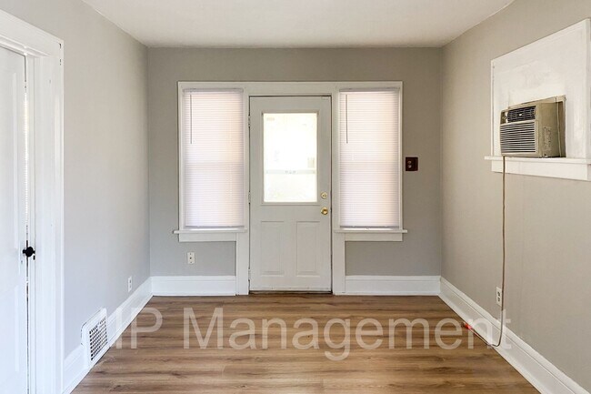 Building Photo - Super Cute 2BR 1BA Home in Akron!
