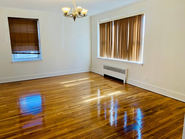 Living room - 5301 Glenwood Rd