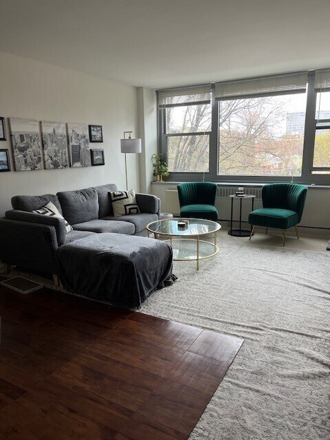 Foto del edificio - 555 W Cornelia Ave