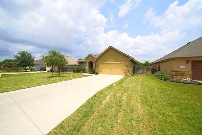 Building Photo - Beautiful Selma Living. Realtor Commission: $500