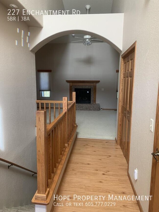 Foto del edificio - 227 Enchantment Rd