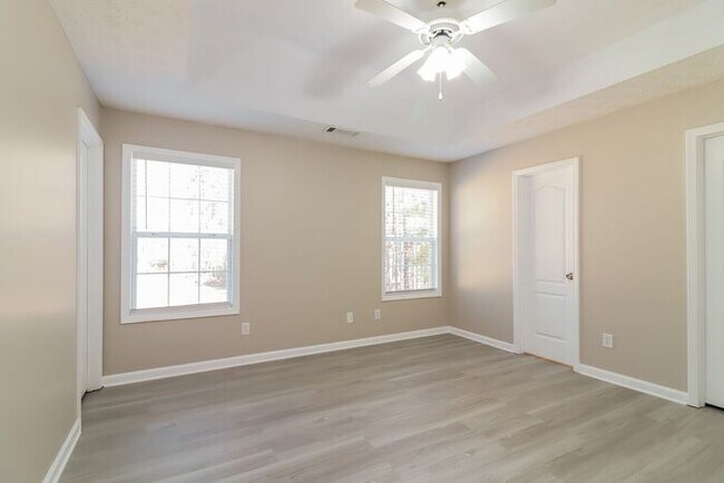 Building Photo - Newly Renovated! Available for immediate m...