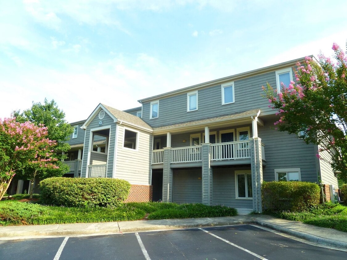 Foto principal - Updated, spacious 4br 2ba condo within wal...