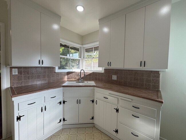 Foto del edificio - 3633 Valihi Way