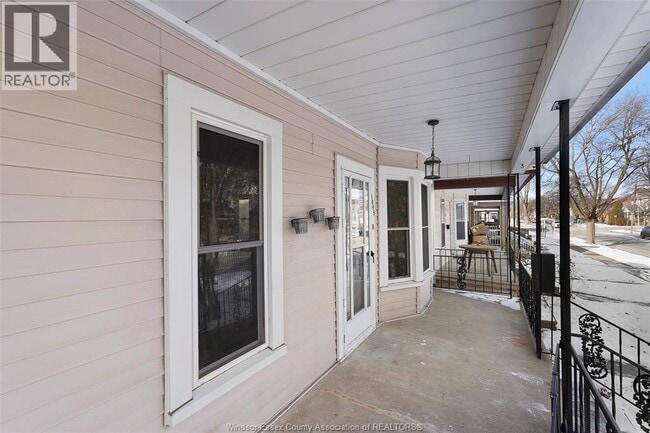 Building Photo - 1045 Gladstone Ave