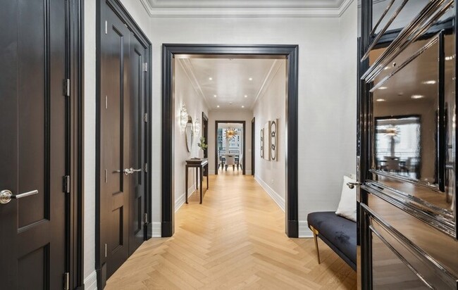 Foto del edificio - Exquisite Half-Floor Residence