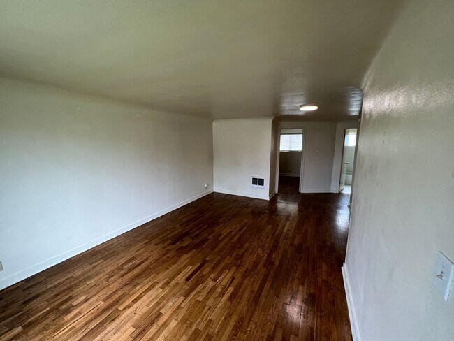 Foto del edificio - 2 Bedroom/ 1 Bath Unit- Available August 1...