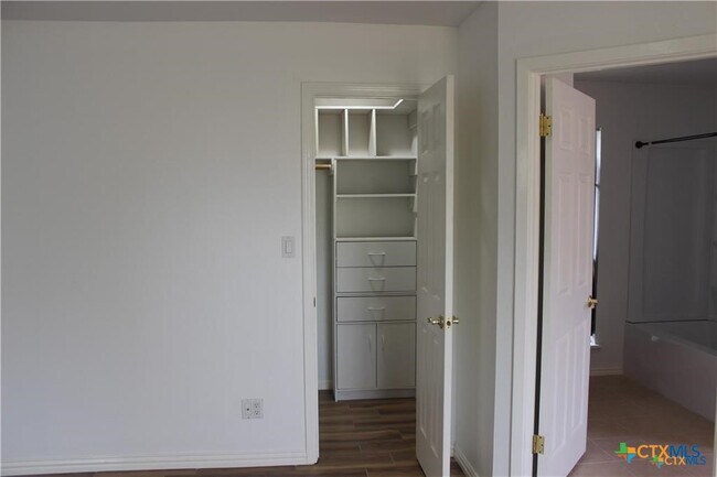 Foto del edificio - 223 Ridgewood Dr