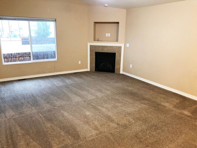 Foto del edificio - Town Home 3 Bed 2 Bath 2 Car Garage Fenced...