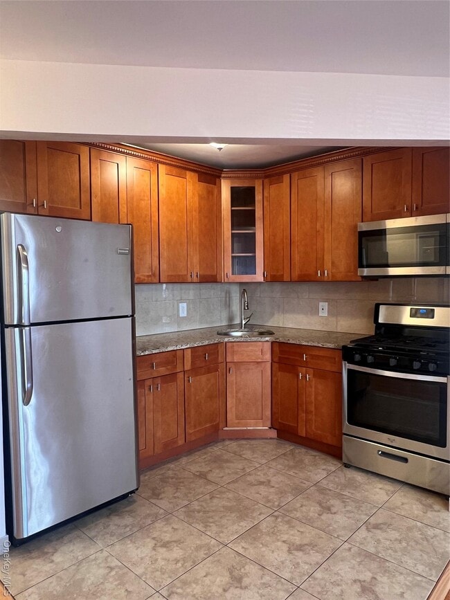 Building Photo - 1031 Halsey St