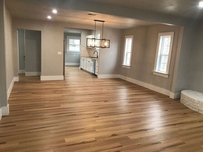 Foto del edificio - Updated Home - Wood Floors