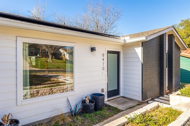 Building Photo - 8410 Romney Rd