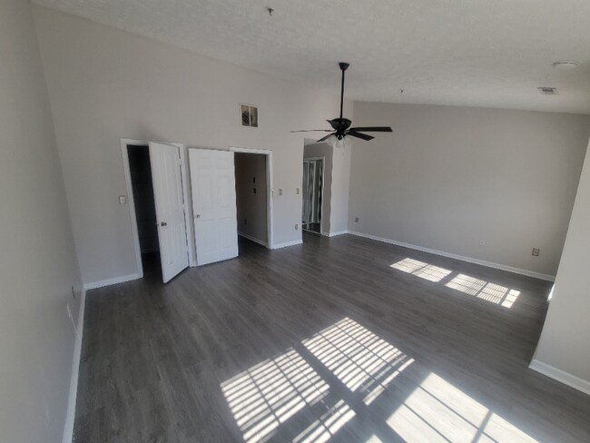 Foto del edificio - 1817 Triple Feather Rd