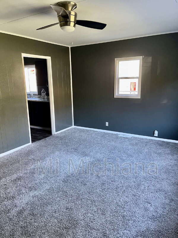 Building Photo - 261 N Kenmore St