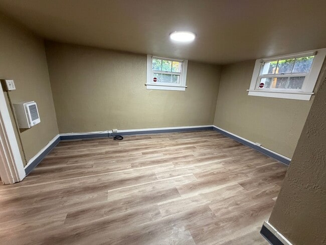 Building Photo - GOL - Basement unit ( 1 bed/ 1 Bed)