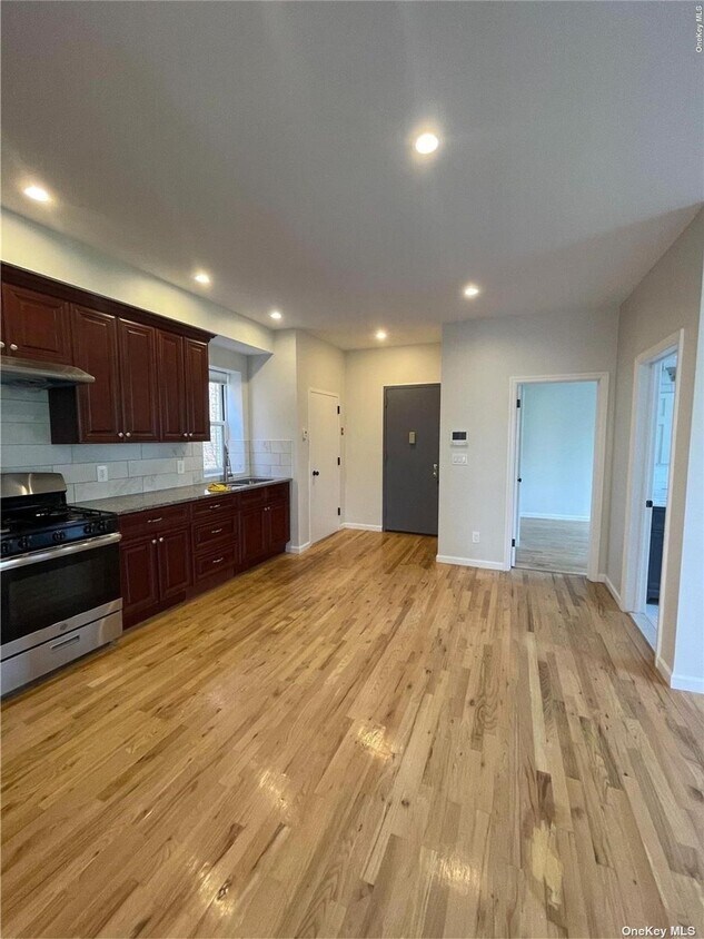 Foto principal - 87-16 Britton Ave