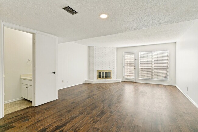 Foto del edificio - Beautifully Updated 2-Bedroom Condo in Gated Indian Creek Community!