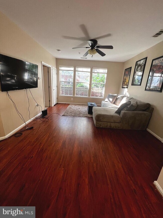 801 S Greenbrier St Unit 103, Arlington, VA 22204 Room for Rent in