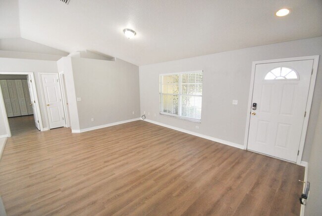 Building Photo - 1616 Queen Palm Dr