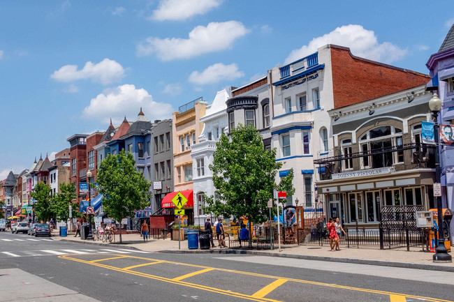 Disfruta de los restaurantes, lugares de música y bares por Adams Morgan - The Woodley