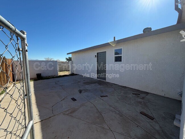 Building Photo - 16280 Lorene Dr