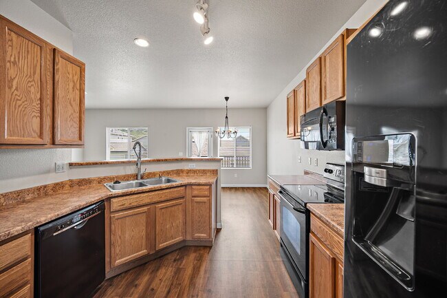 Building Photo - Spacious 4 Bedroom 4 Bathroom Corner Lot Home with Mountain Views.
