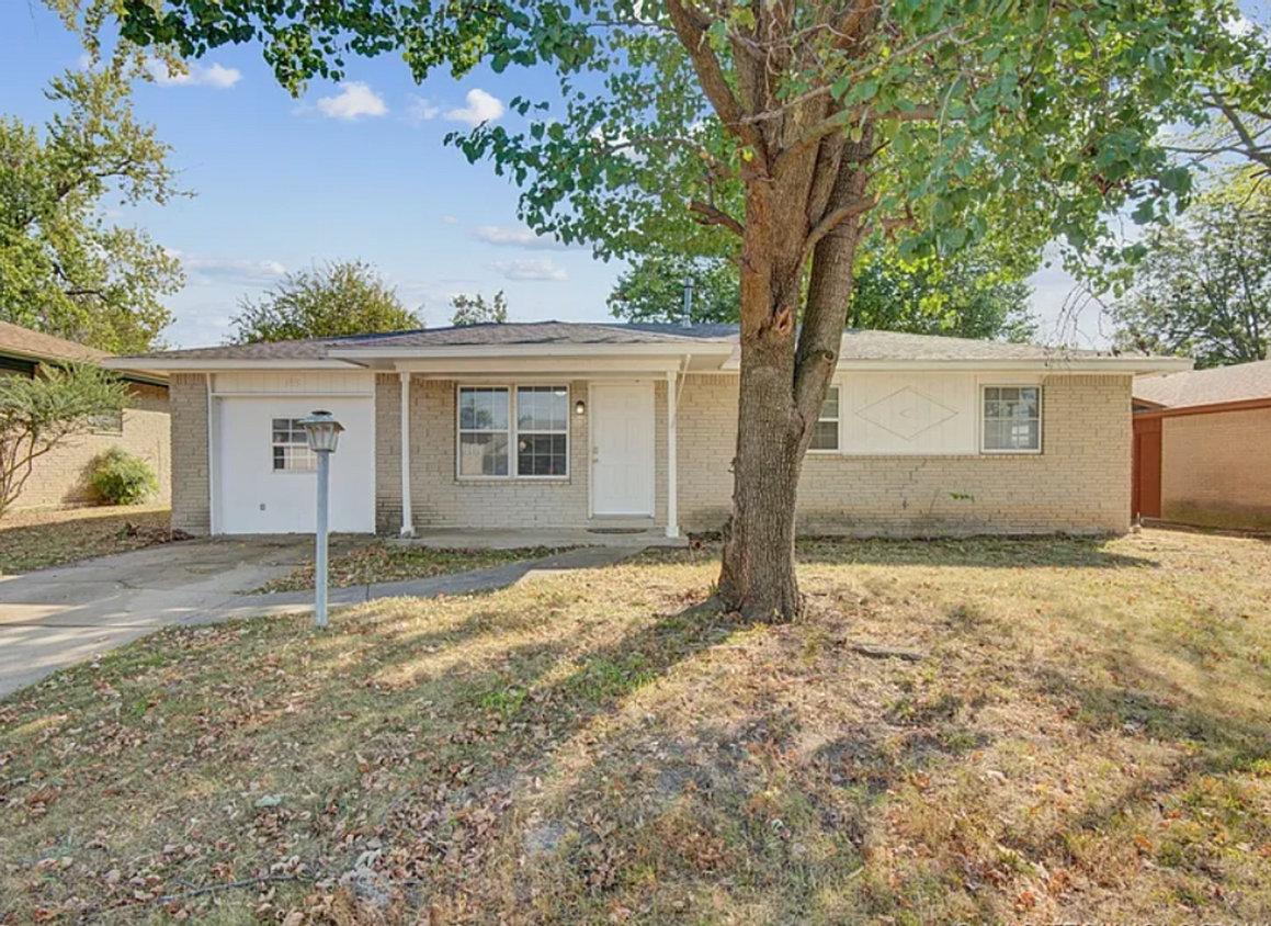 Foto principal - Charming 3-Bedroom Home for Lease in Tulsa!