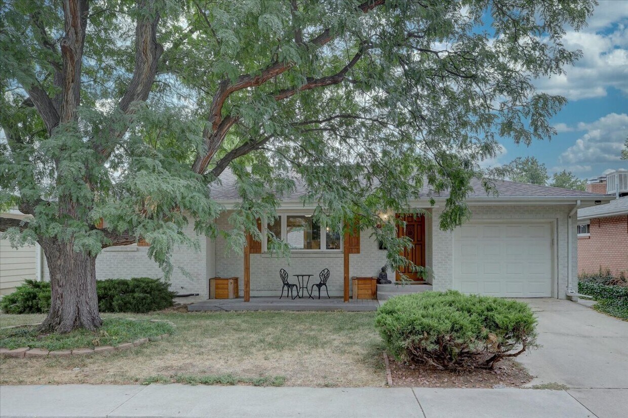 Foto principal - Beautifully renovated ranch home with drea...