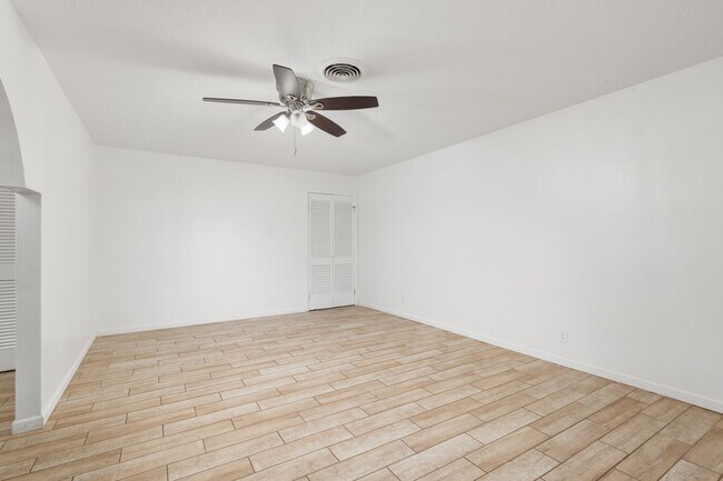 Foto del edificio - Spacious 3 bedroom, 2 bathroom home in the...