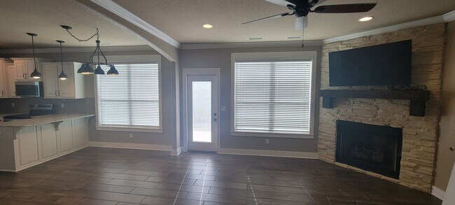 Building Photo - 3 bedroom 2.5 bath / Community pool / 2 ca...
