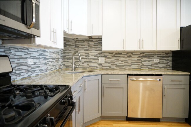 Foto del edificio - 3322 N Troy St