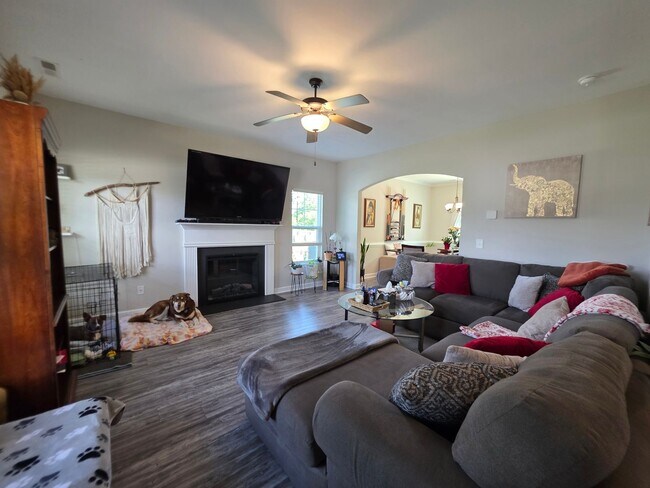 Foto del edificio - Spacious & Stylish Living Near Camp Lejeune with Expansive Fenced Backyard