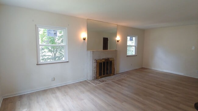 Building Photo - *Beautifully Updated & Spacious 4BD/2.5BA ...
