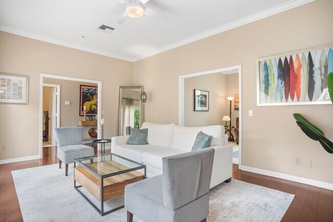 Foto del edificio - ** OLDE NAPLES ** 3 BED + DEN / 3 BATH - GARAGE - WALK TO BEACH & DOWNTOWN - SHORT TERM RENTAL