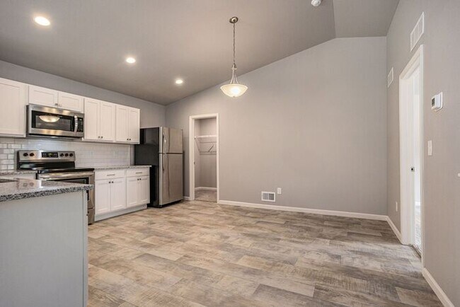Building Photo - 17461 Silver Maple St