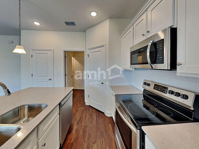 Building Photo - 6106 Little Blf Cir