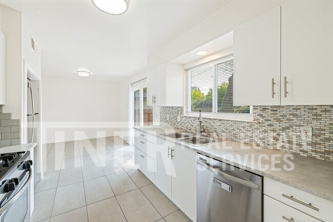 Building Photo - 6169 Oakgreen Cir